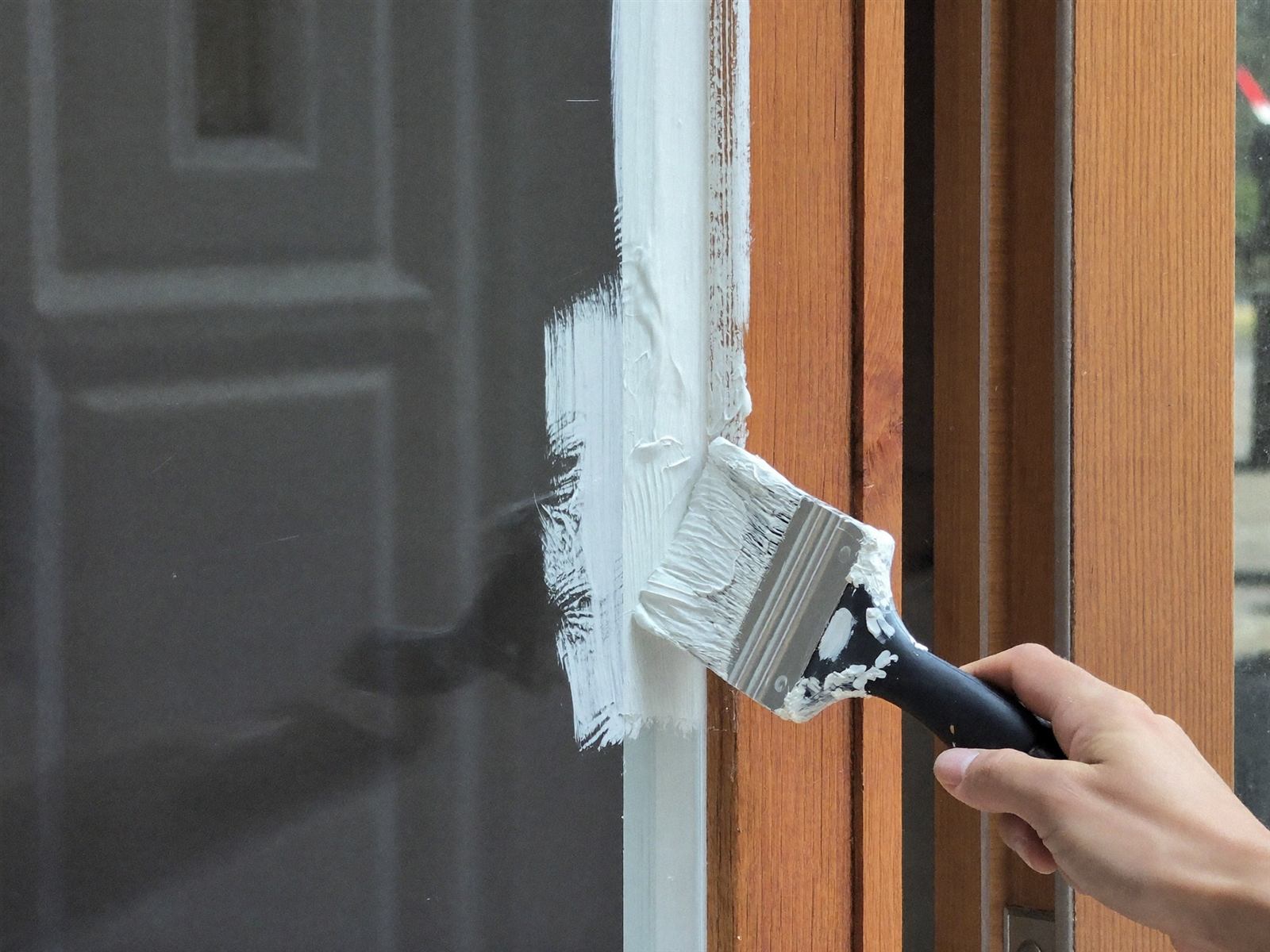 Lackierte Holztür und Fensterrahmen in Nahaufnahme