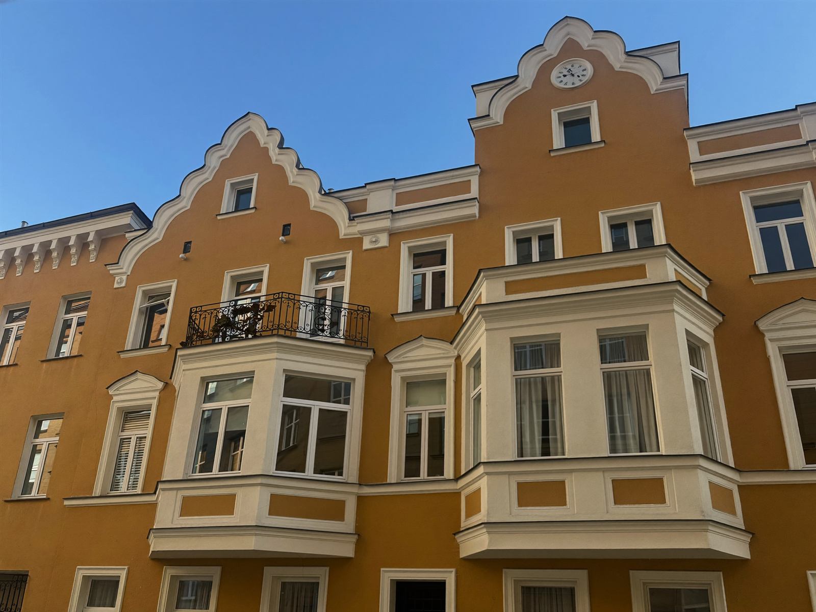 Frisch gestrichene Berliner Altbaufassade in ochsenblut-warmem Ton